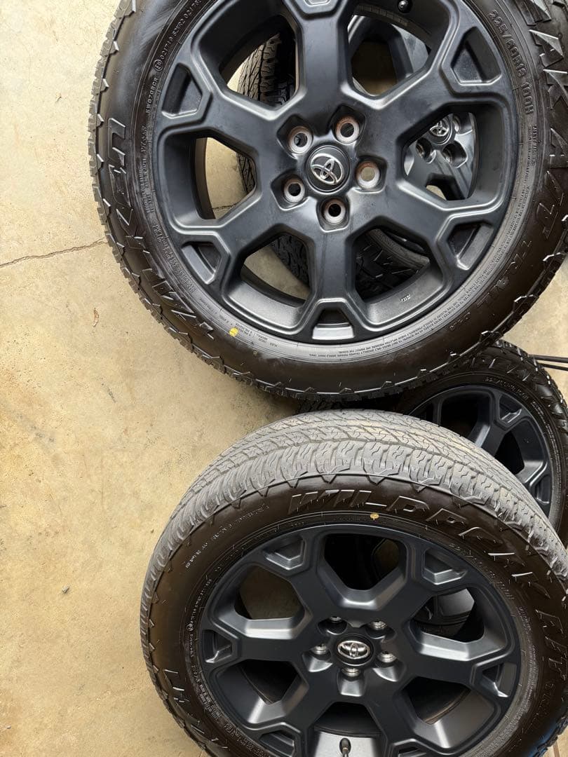 RAV4 オフロードパッケージ2 純正ホイールタイヤ　令和7年11月納車　美品