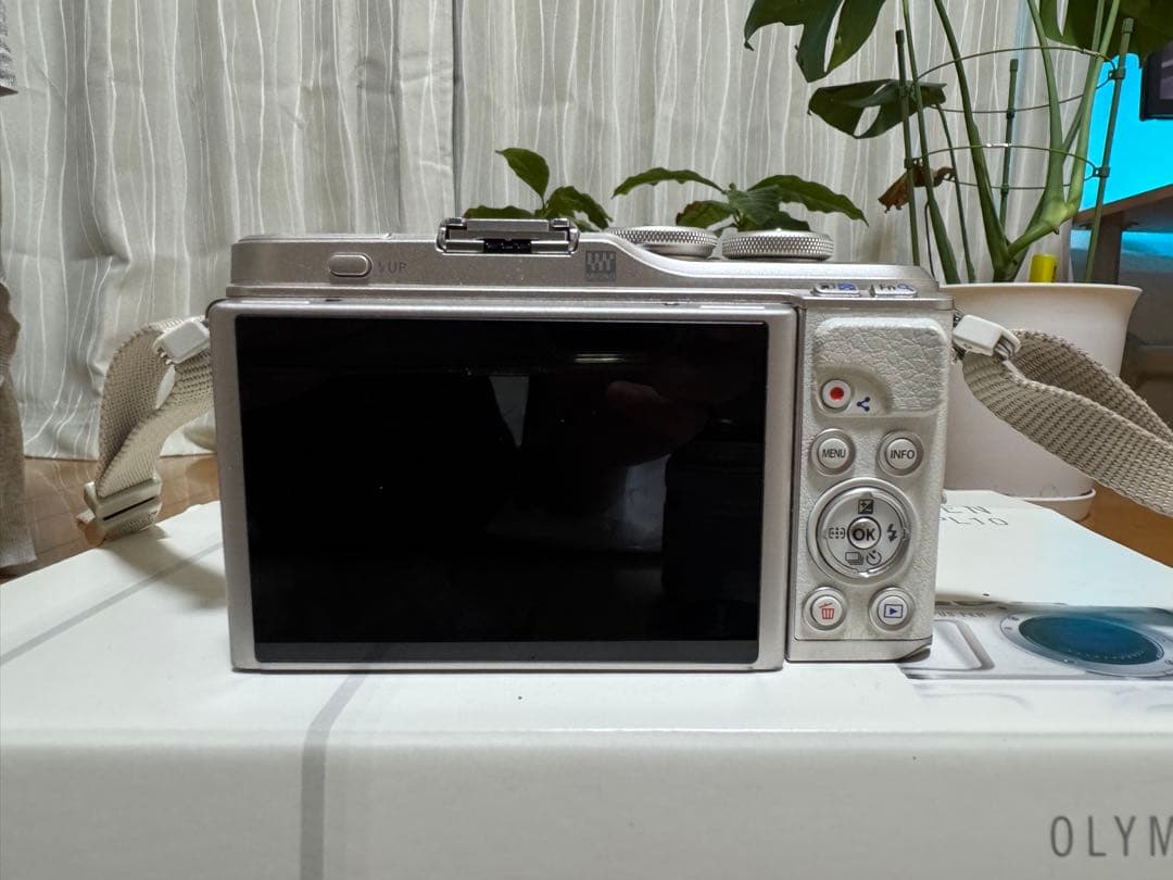 OLYMPUS PEN E-PL10 ホワイト/シルバー