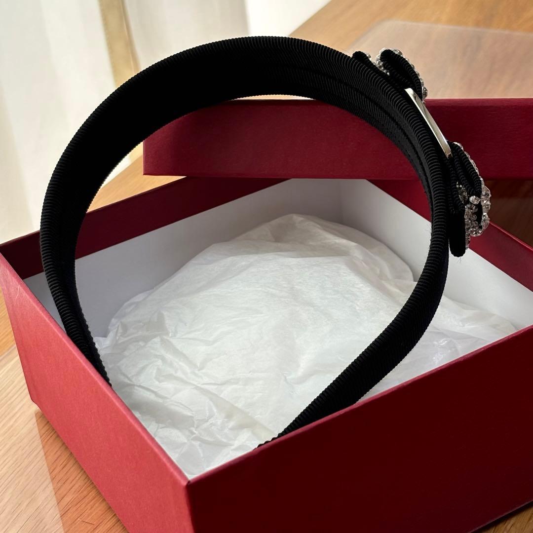 新品未使用50%off箱/紙袋付き サルヴァトーレフェラガモ 黒カチューシャ