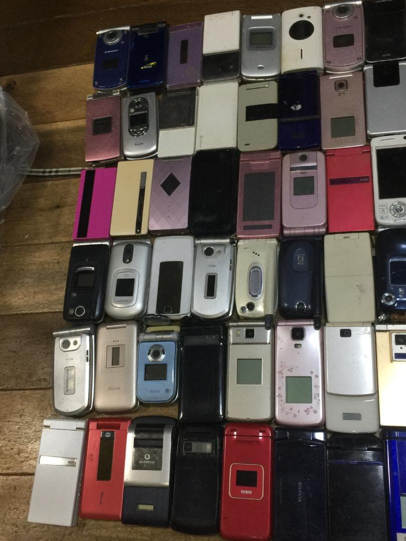 ガラケー　１０２個まとめて　ジャンク　部品とりなどにも