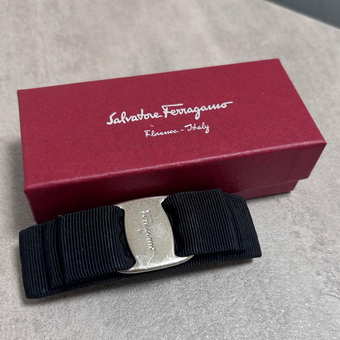 フェラガモ　バレッタ　ブラック×シルバー