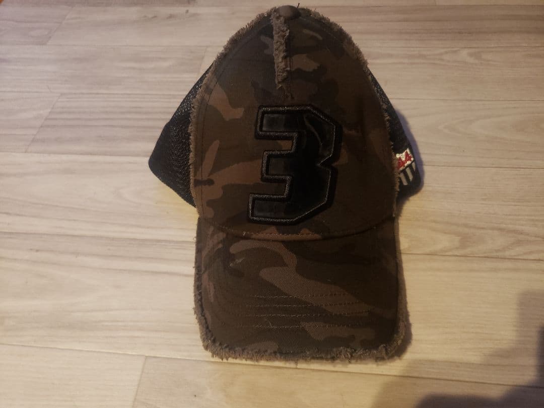 新品未使用ヨシノリコタケ　カーキ色カモ柄ナンバー3キャップです