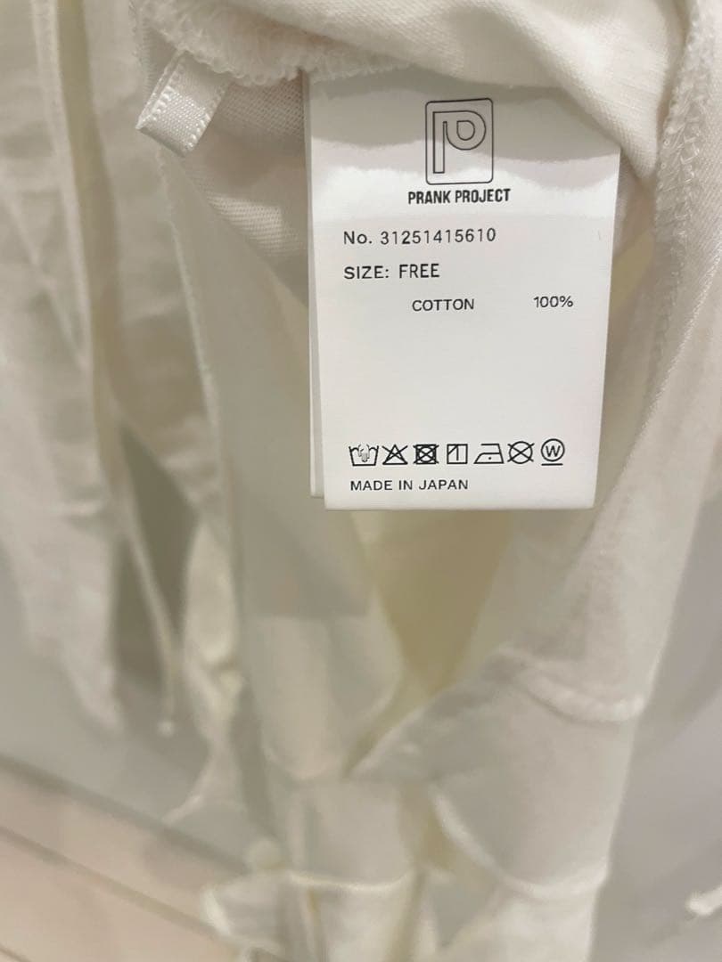 prank project ／ ラッフルヘムアシメトップス (ホワイト)