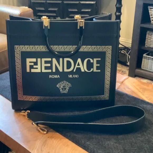 中古 FENDACE ロゴ入りショルダーバッグ