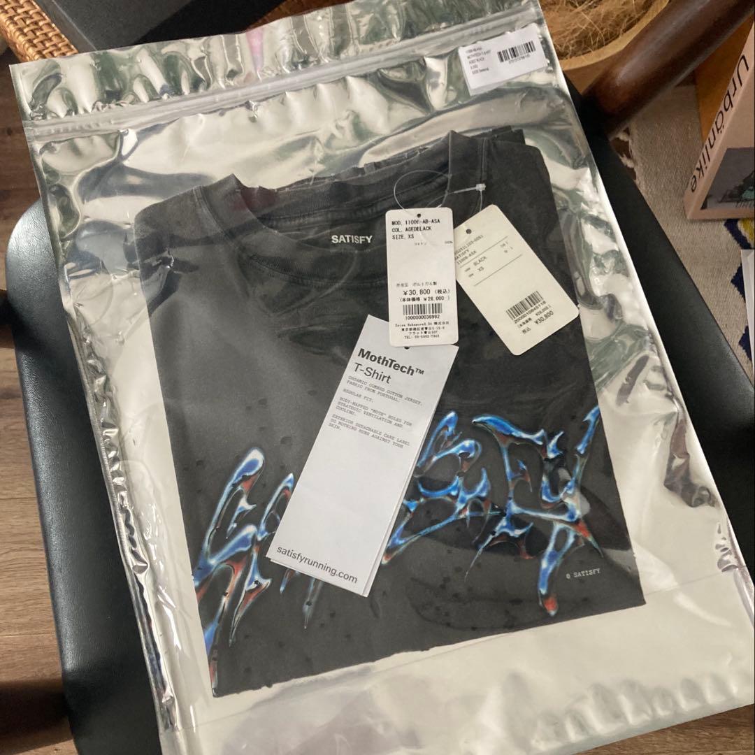 【新品】SATISFY Graphic Logo Tシャツ XS