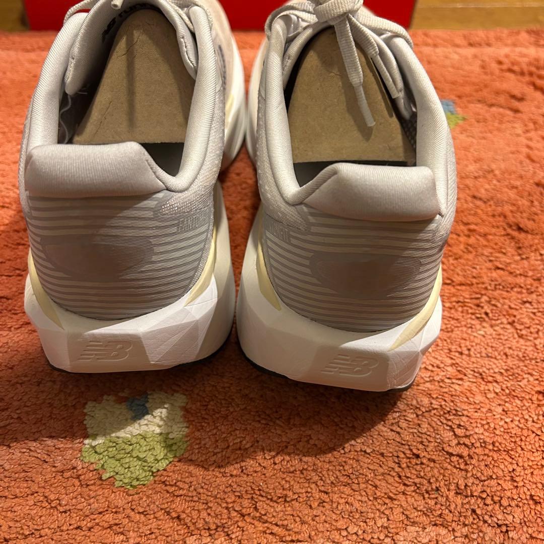 美品 ニューバランス FuelCell Rebel v5 サイズ26.5㎝