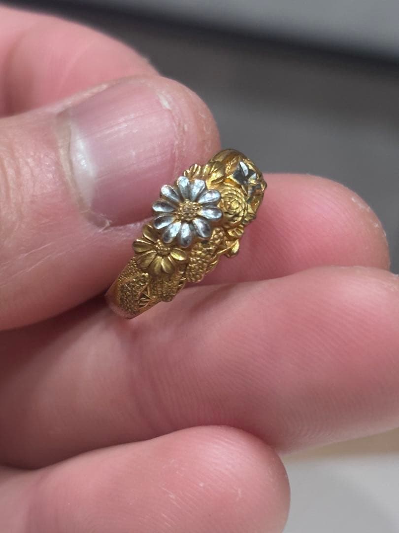 く*ー様 アンティーク 彫金 高彫 金張 シルバーゴールド 指輪。未鑑定