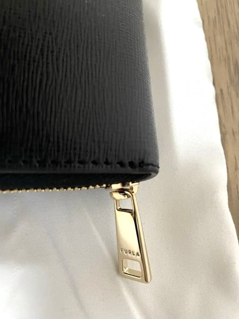 新品同様FURLA ブラックレザー長財布
