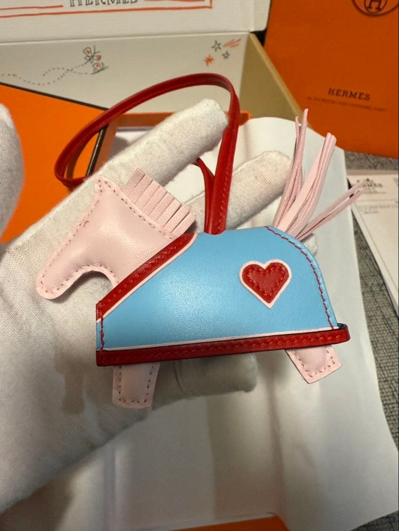 【新品未使用】新作ロデオチャーム PM エルメス ロベオクール ローズダーリン