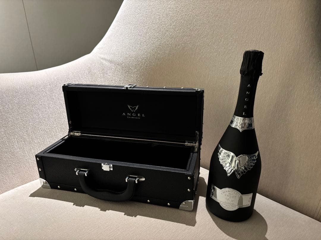 ANGEL シャンパン 黒いボトルとケース付き