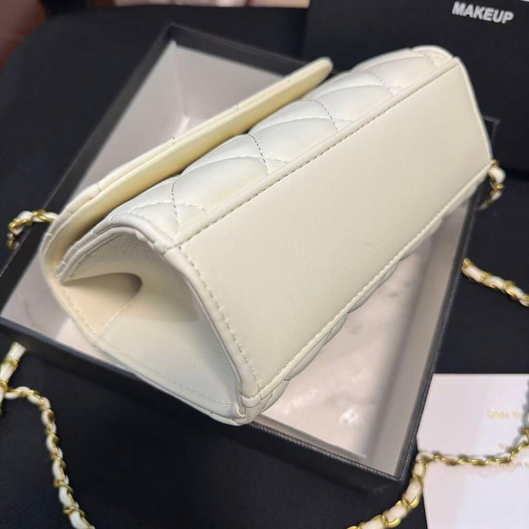 ノベルティホワイト キルティング ショルダーバッグ