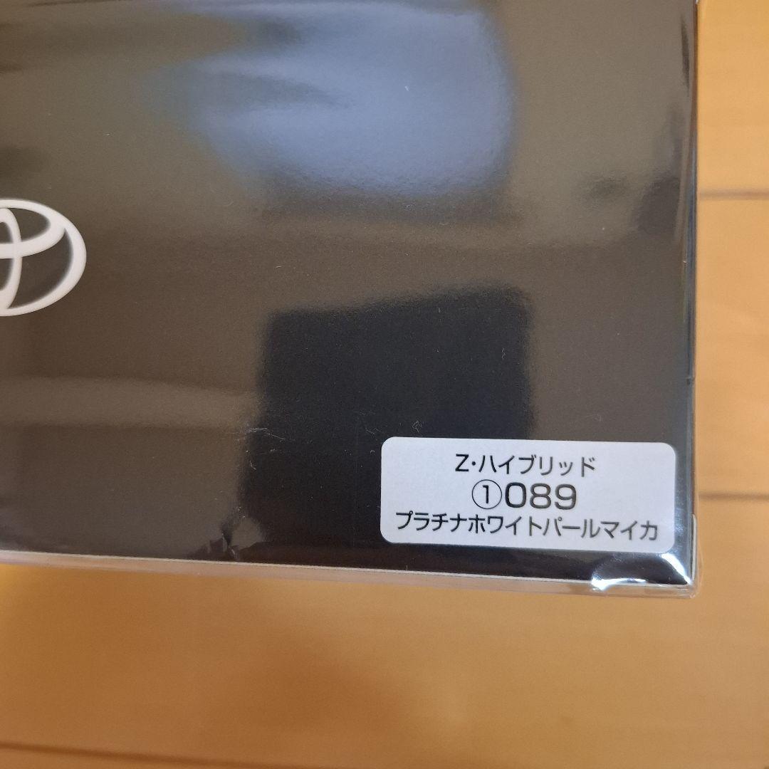 新型RAV4 Z-ハイブリットカラー プラチナホワイトパールマイカ　1/30