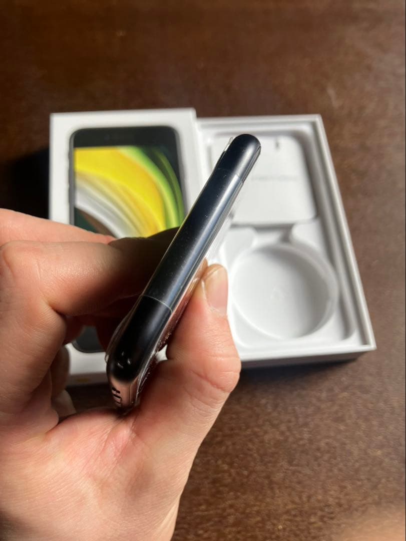 iPhone SE第2世代　SE2 ブラック　128GB SIMフリー 白ロム