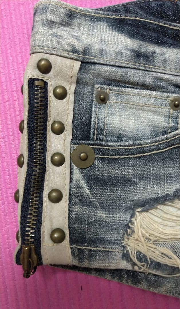 【d.i.a.】ジッパー＆スタッズ付ダメージデニムショートパンツ/24/ 109