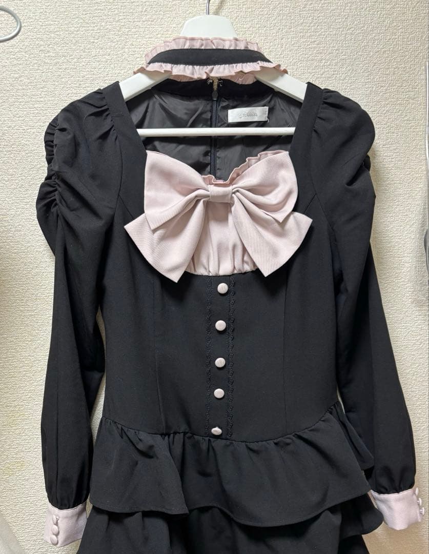 Pium フロントリボンチョーカーティアードミニワンピ ブラックピンク