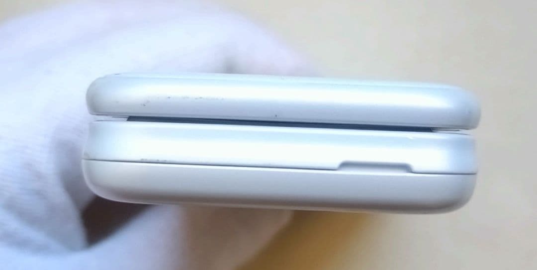 docomo らくらくホン F-01M ホワイト