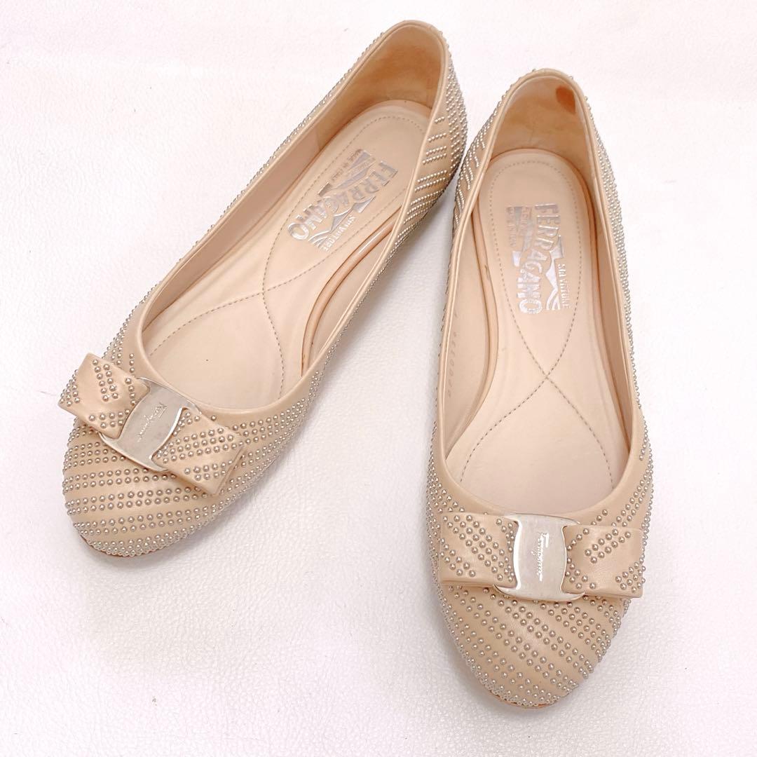 フェラガモ ヴァラリボン スタッズ フラットシューズ パンプス ピンクベージュ