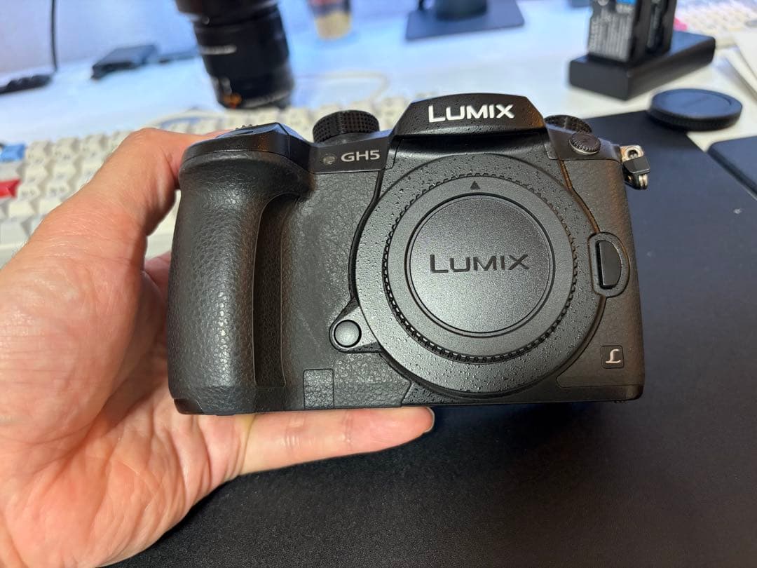 LUMIX GH5 デジタル一眼レフ　大容量電池2つ、純正1つ　128gb SD
