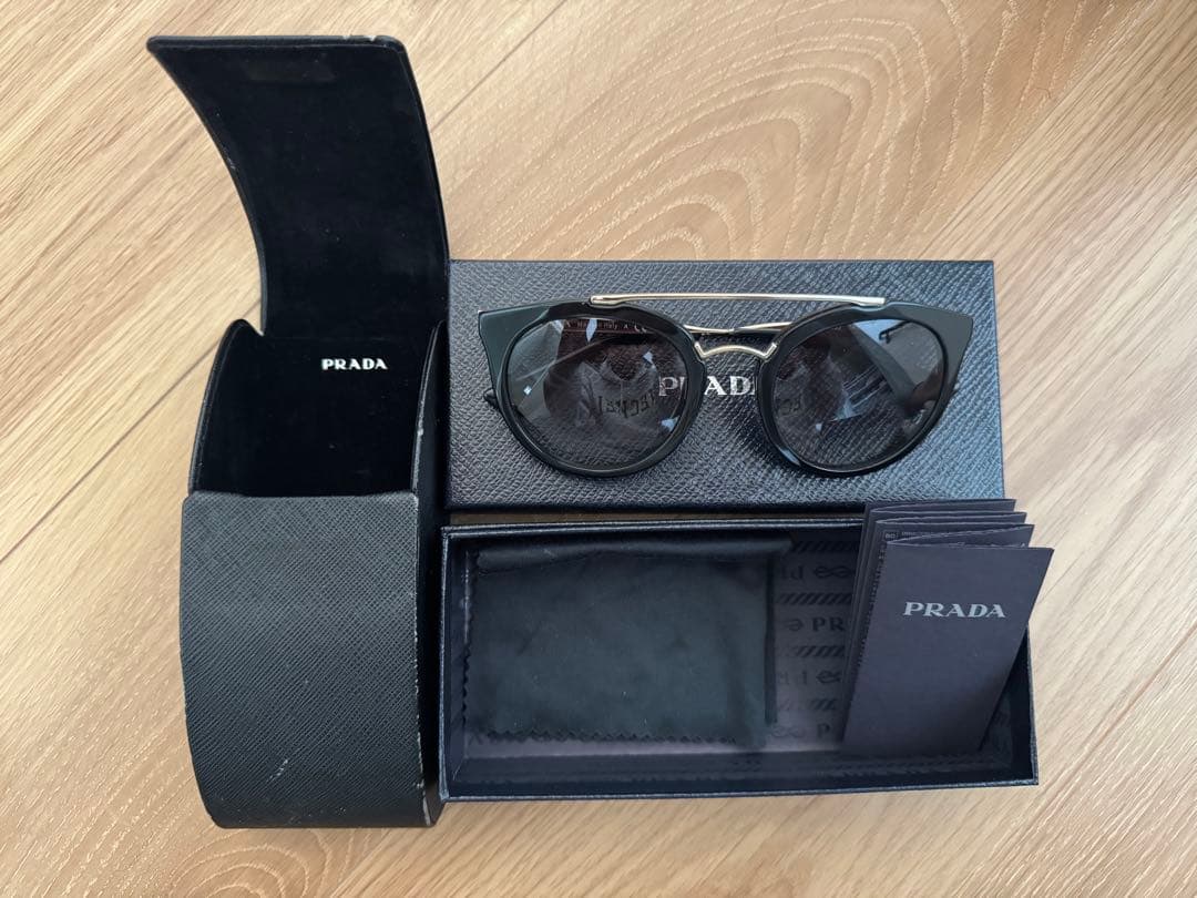 PRADA オーバーサイズサングラス ブラック