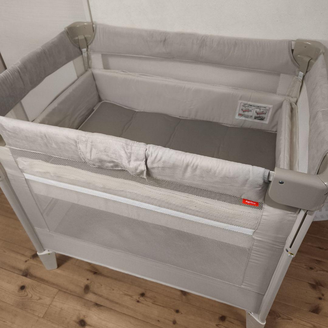 アップリカ ココネルエアープラスAB ベビーベッド　ホワイトベージュ