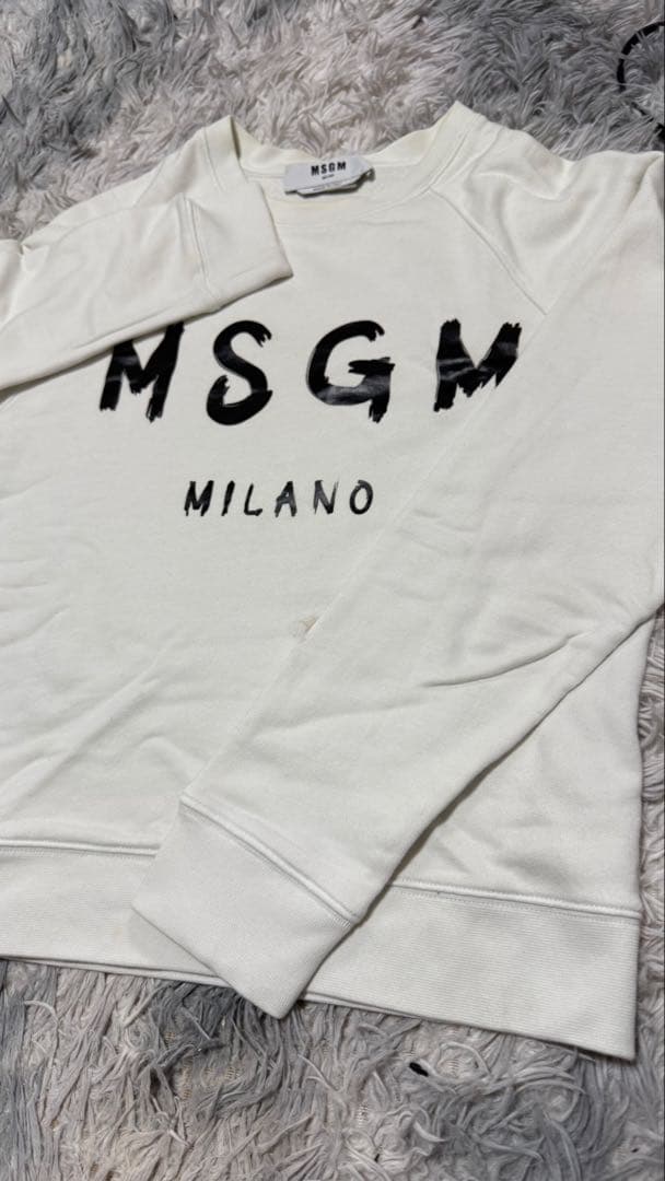 MSGMホワイトサイズsの裏起毛になっています 欲しい方是非購入してください。
