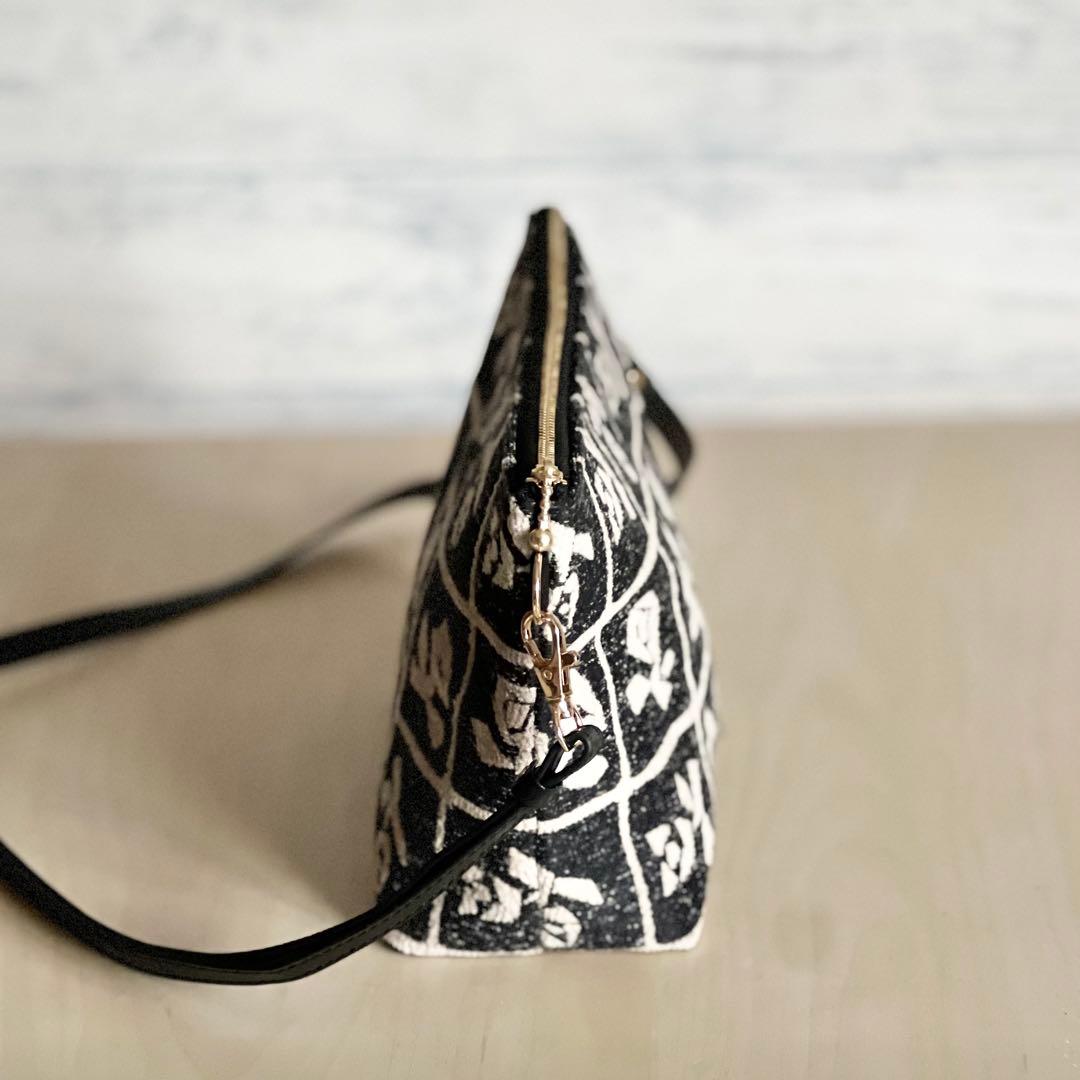 Lulu small beigeショルダーバッグMB510-081