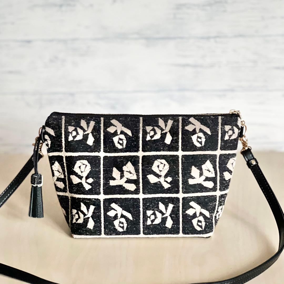 Lulu small beigeショルダーバッグMB510-081