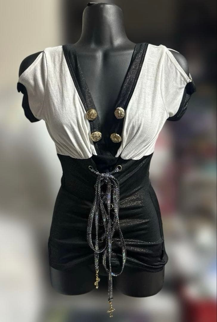 d.i.a 個性的‼️光沢のあるタイトフィットTシャツ