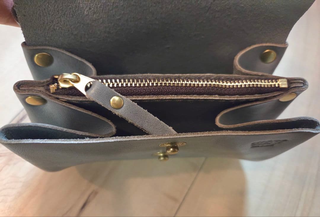 HERZの限定色アイビーグレイのふっくらフォルムの小銭入れL