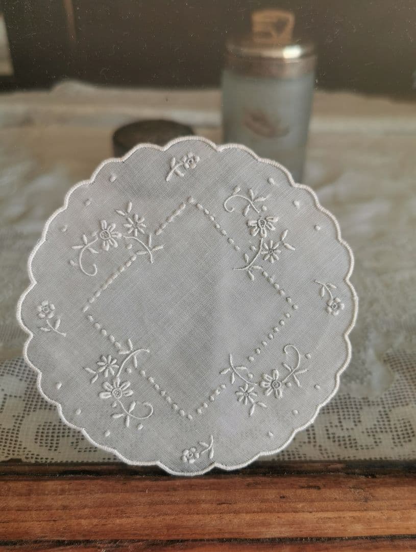 アンティーク シアーなピーニャクロス 小花の手刺繍 フラワーリムプチドイリーα