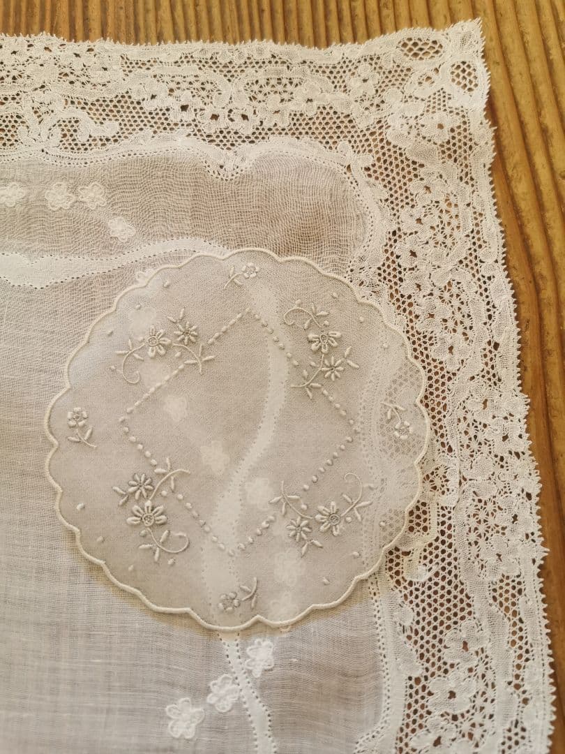 アンティーク シアーなピーニャクロス 小花の手刺繍 フラワーリムプチドイリーα