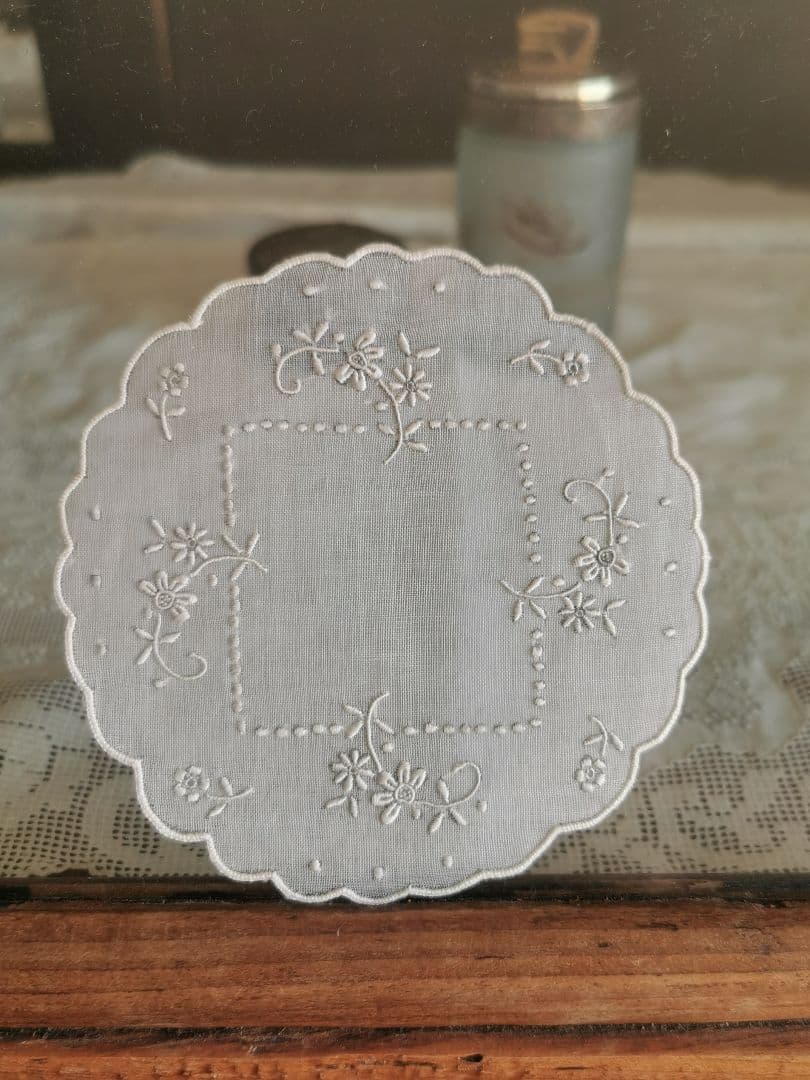 アンティーク シアーなピーニャクロス 小花の手刺繍 フラワーリムプチドイリーα