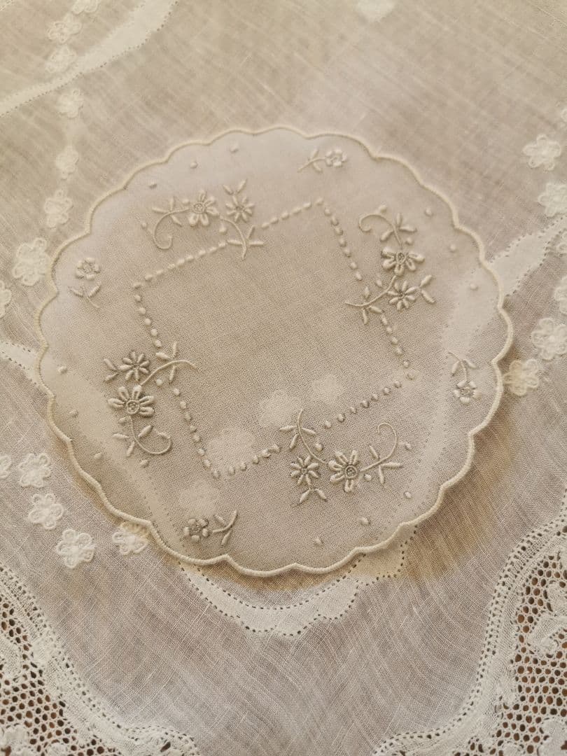 アンティーク シアーなピーニャクロス 小花の手刺繍 フラワーリムプチドイリーα