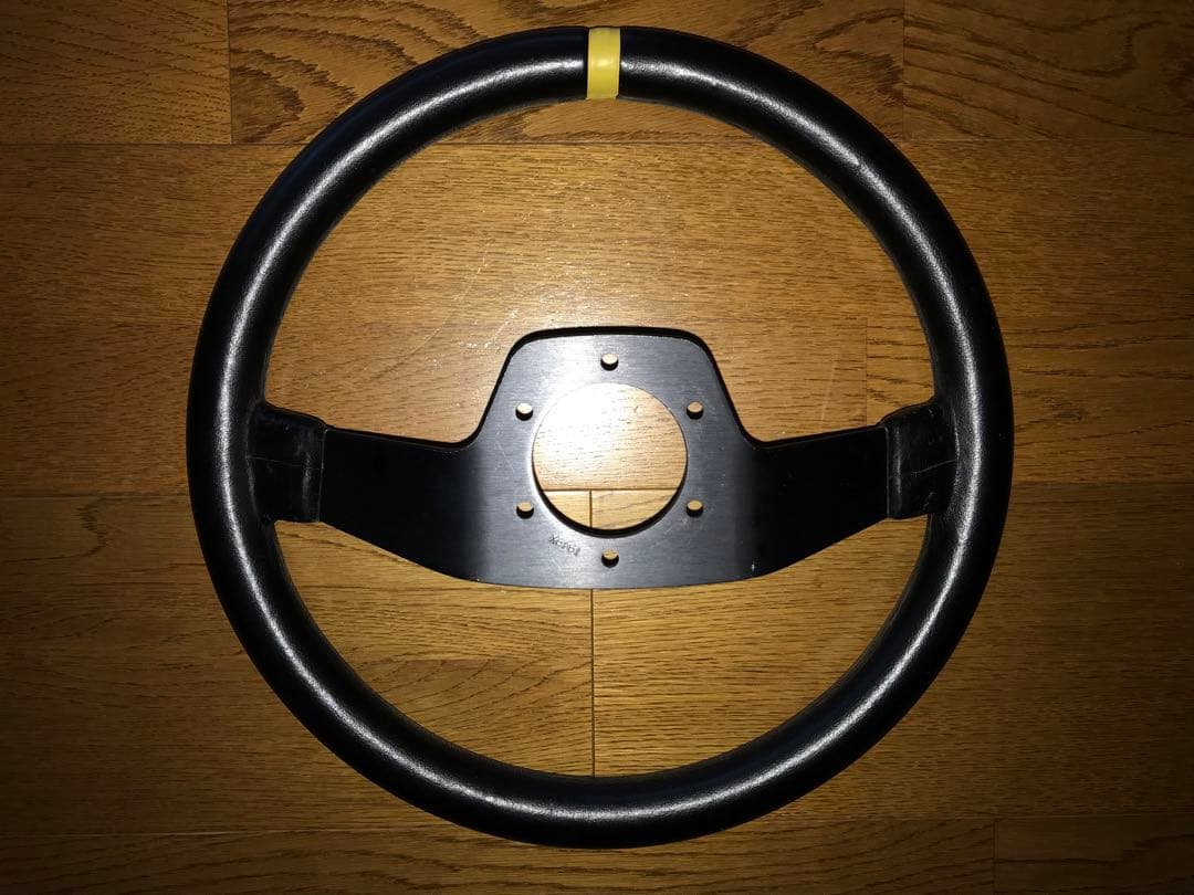 momo ステアリングホイール 黒