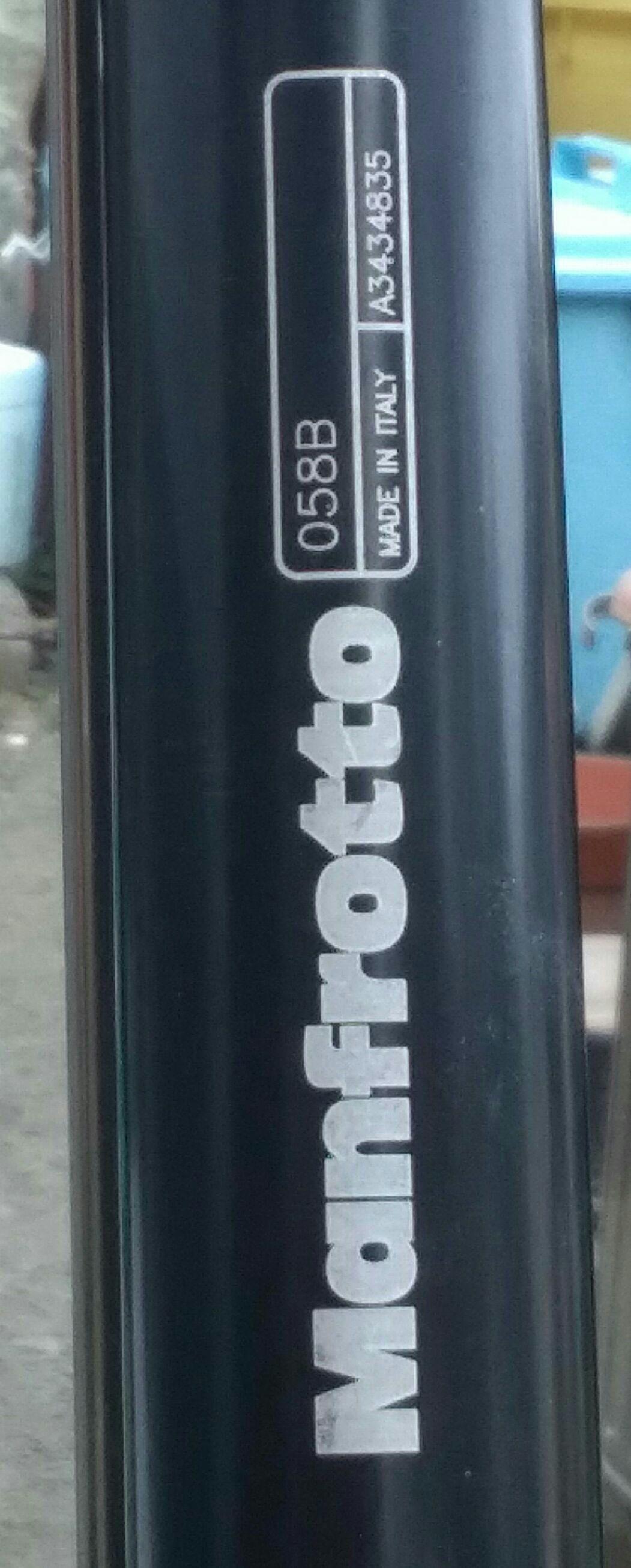 イタリー製マンフロットの三脚です。