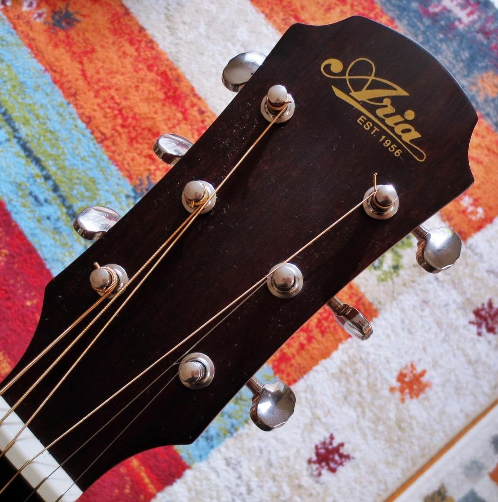 マーチン000-28を思わせるオープンギアなペグ,いい音で奏でるアコギ