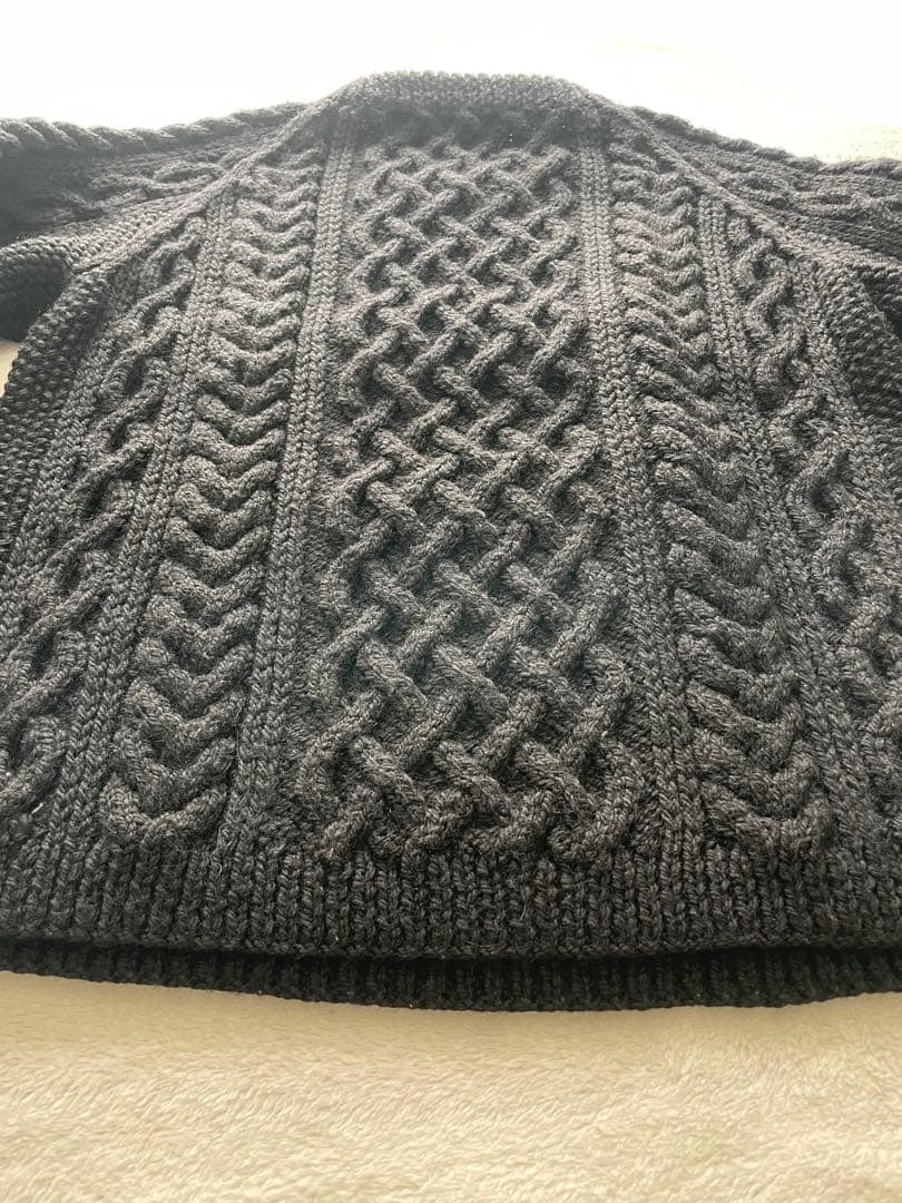 Inverallan ブラック ケーブルニットセーター