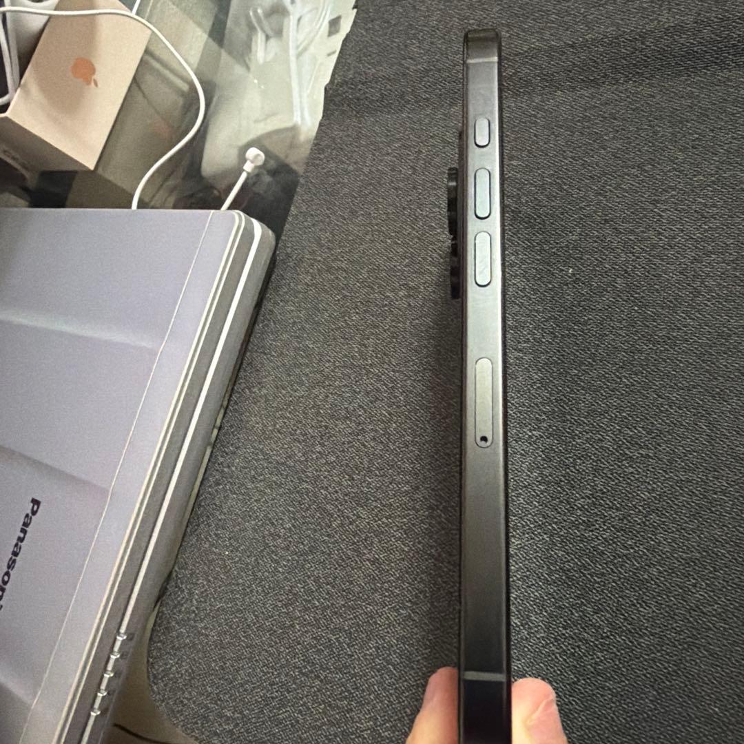 hitomi【超美品】iPhone 16Pro 128GBブラックチタン