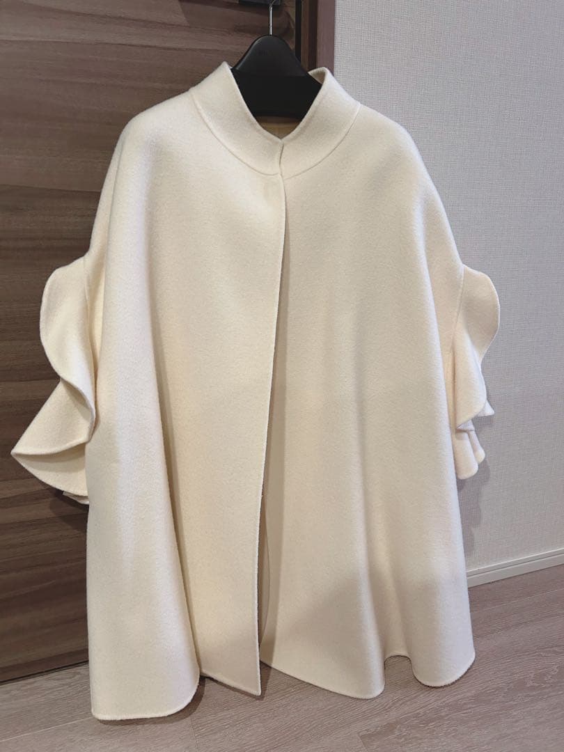 M-premier BLACK コート ホワイト ケープコート フリル