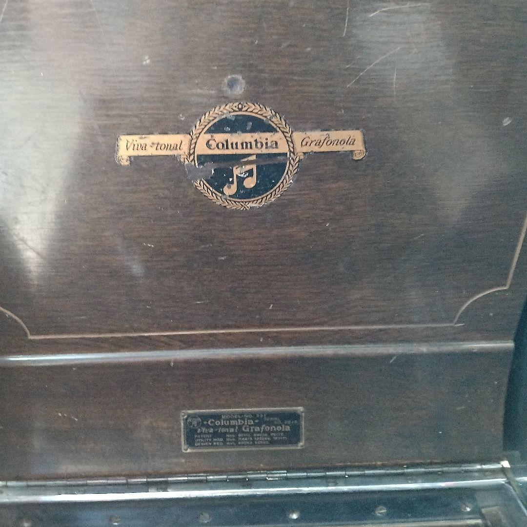 大分古いコロンビアの蓄音機です。