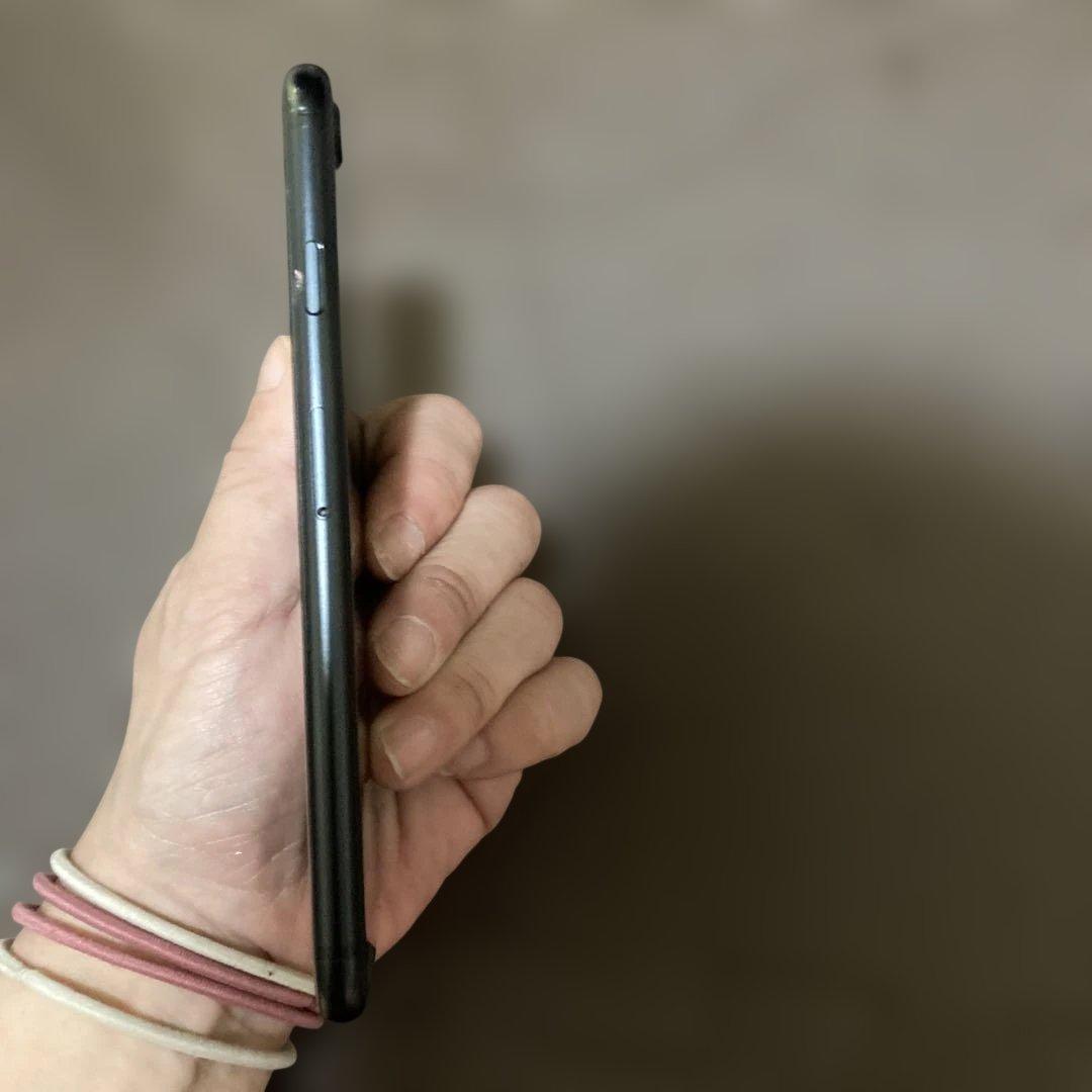 Apple iPhone SE第二世代ブラック 本体