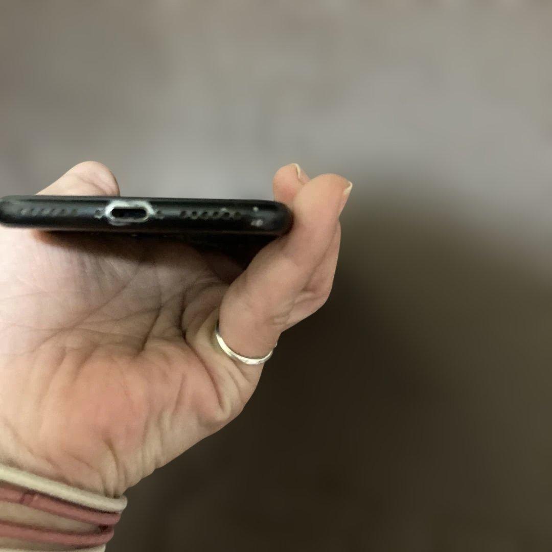 Apple iPhone SE第二世代ブラック 本体