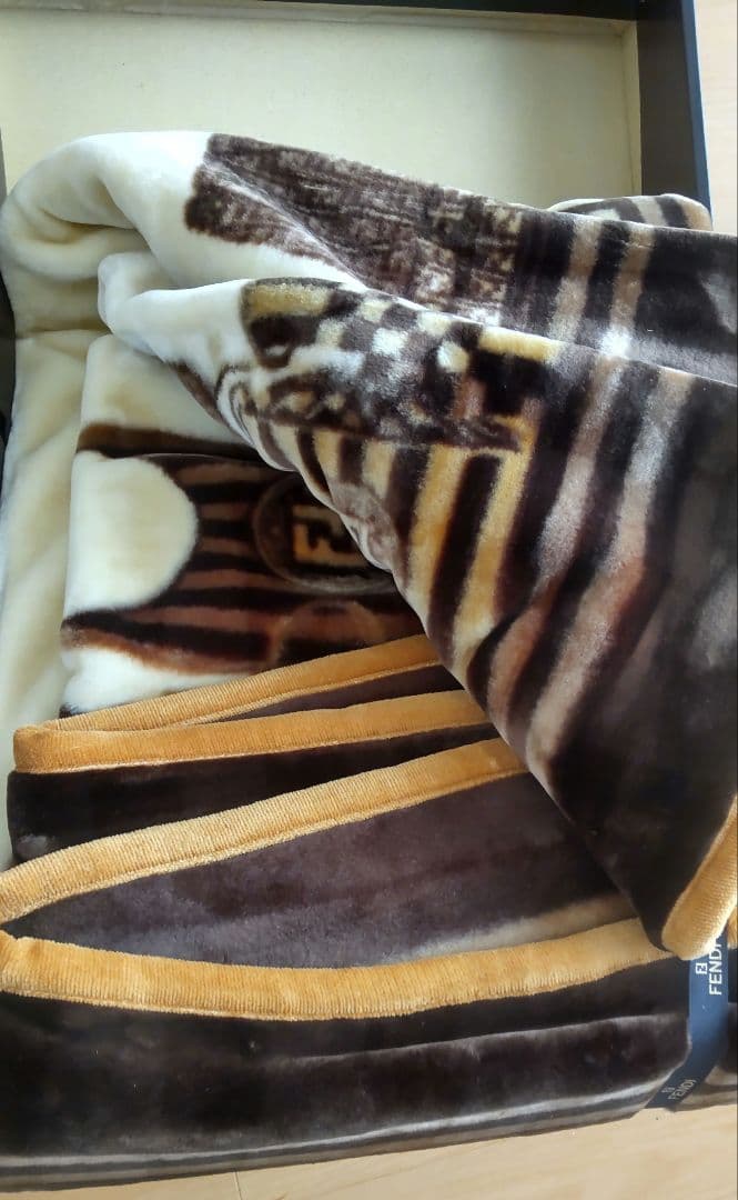 FENDI　フェンディ　ニューマイヤー　ハーフ毛布　未使用新品箱付