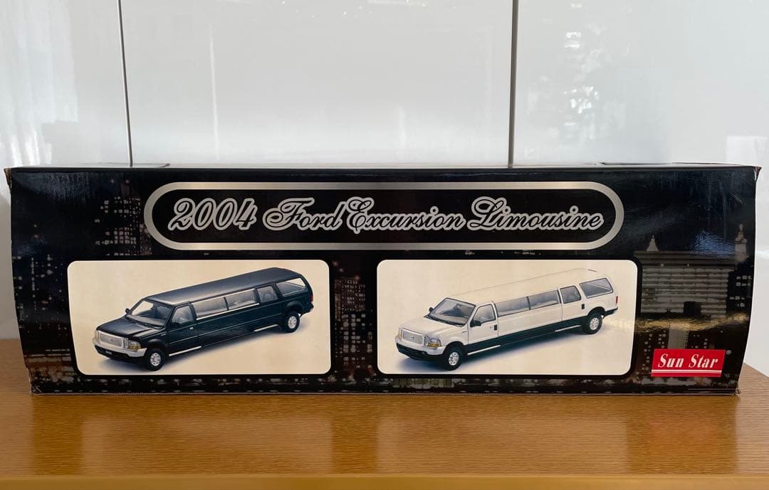 ミニカー 2004 Ford Excursion Limousine 1/18