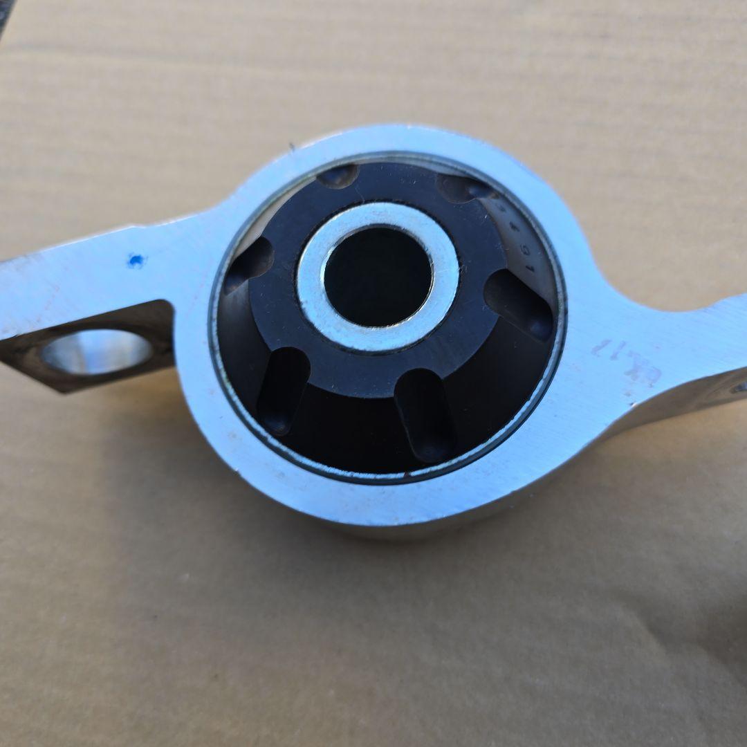 シンクデザイン　ロアアームブッシュ