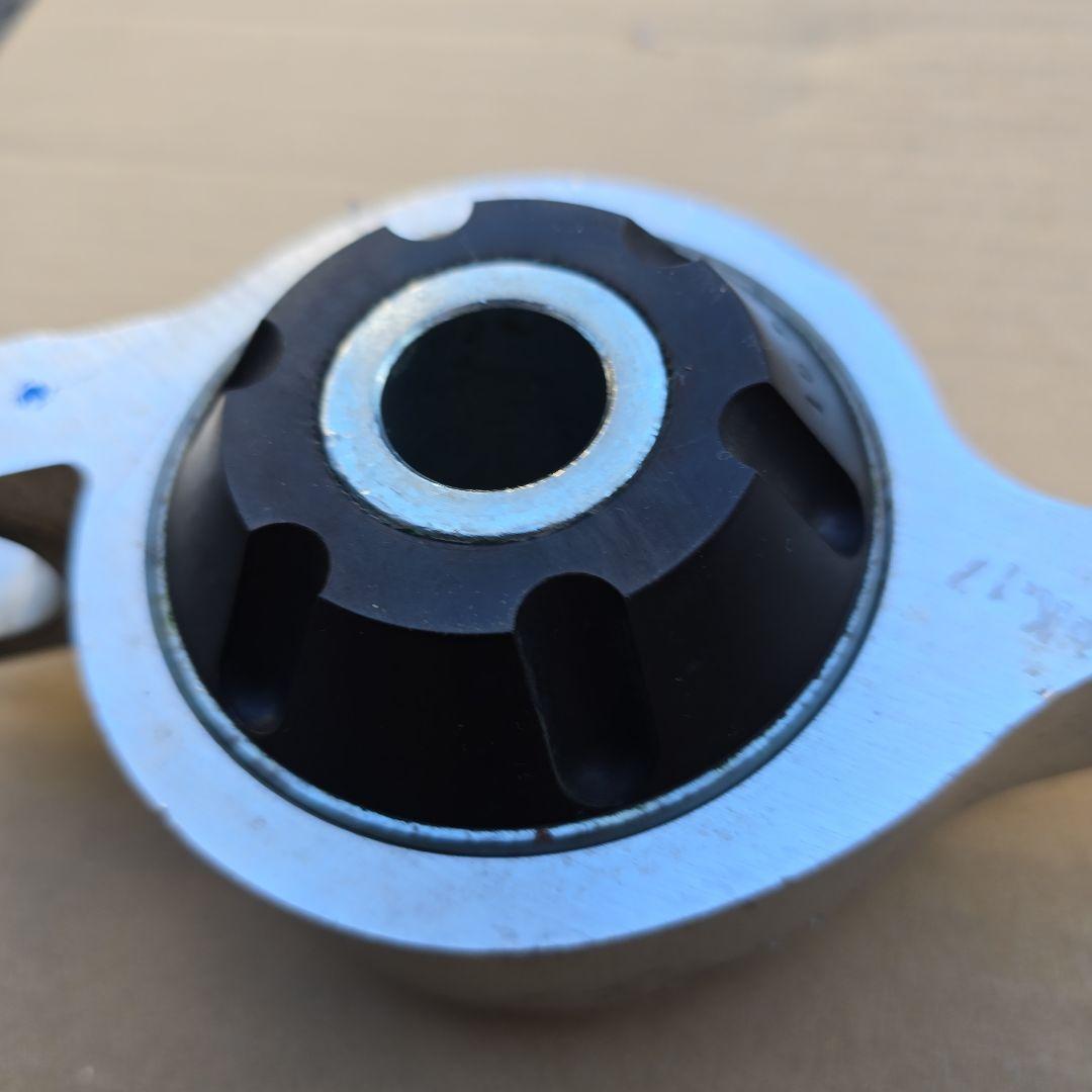 シンクデザイン　ロアアームブッシュ