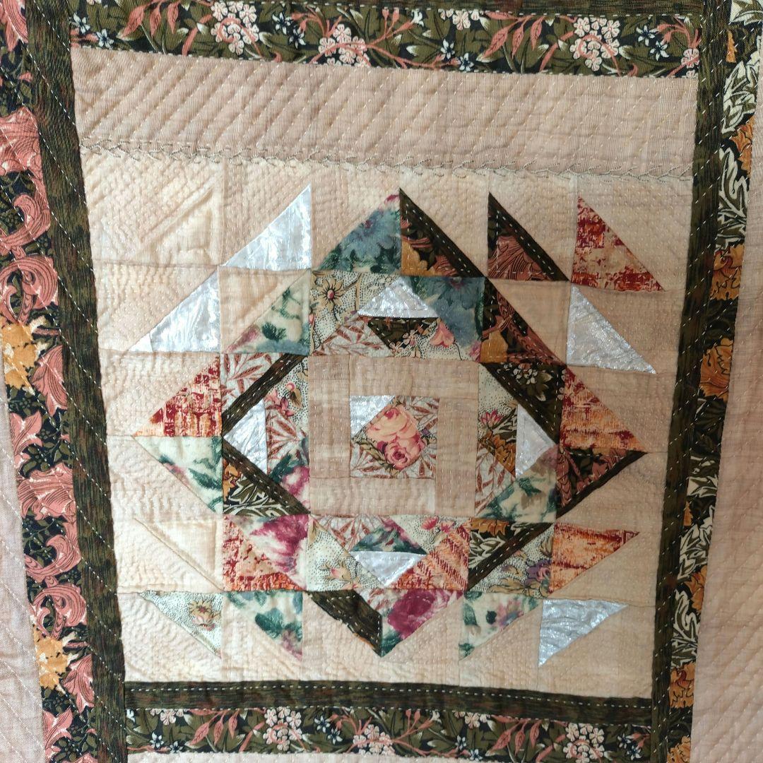 パッチワークキルト タペストリー〈モザイクの集まり〉