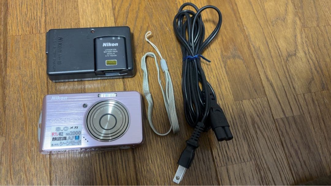 美品 Nikon COOLPIX S520 サクラカラー　ニコン