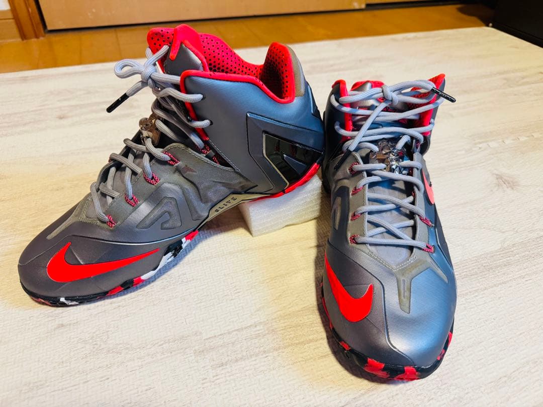 な*こ様 送料無料で思い切った値下げです‼️ナイキ　レブロン11エリート