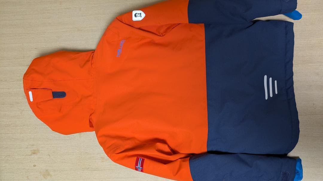 【美品・北欧デザイン】キッズ用スキーウェア上下セット（Trollkids）